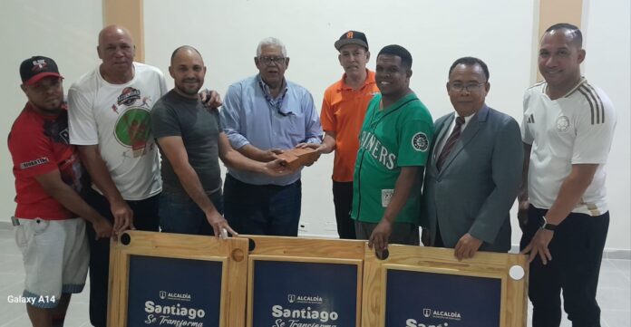 Richard López y Pedro Agustín Castillo Hijo los ganadores del Primer Lugar en el Torneo de Dominó de la ACDS Organizado por la Alcaldía de Santiago