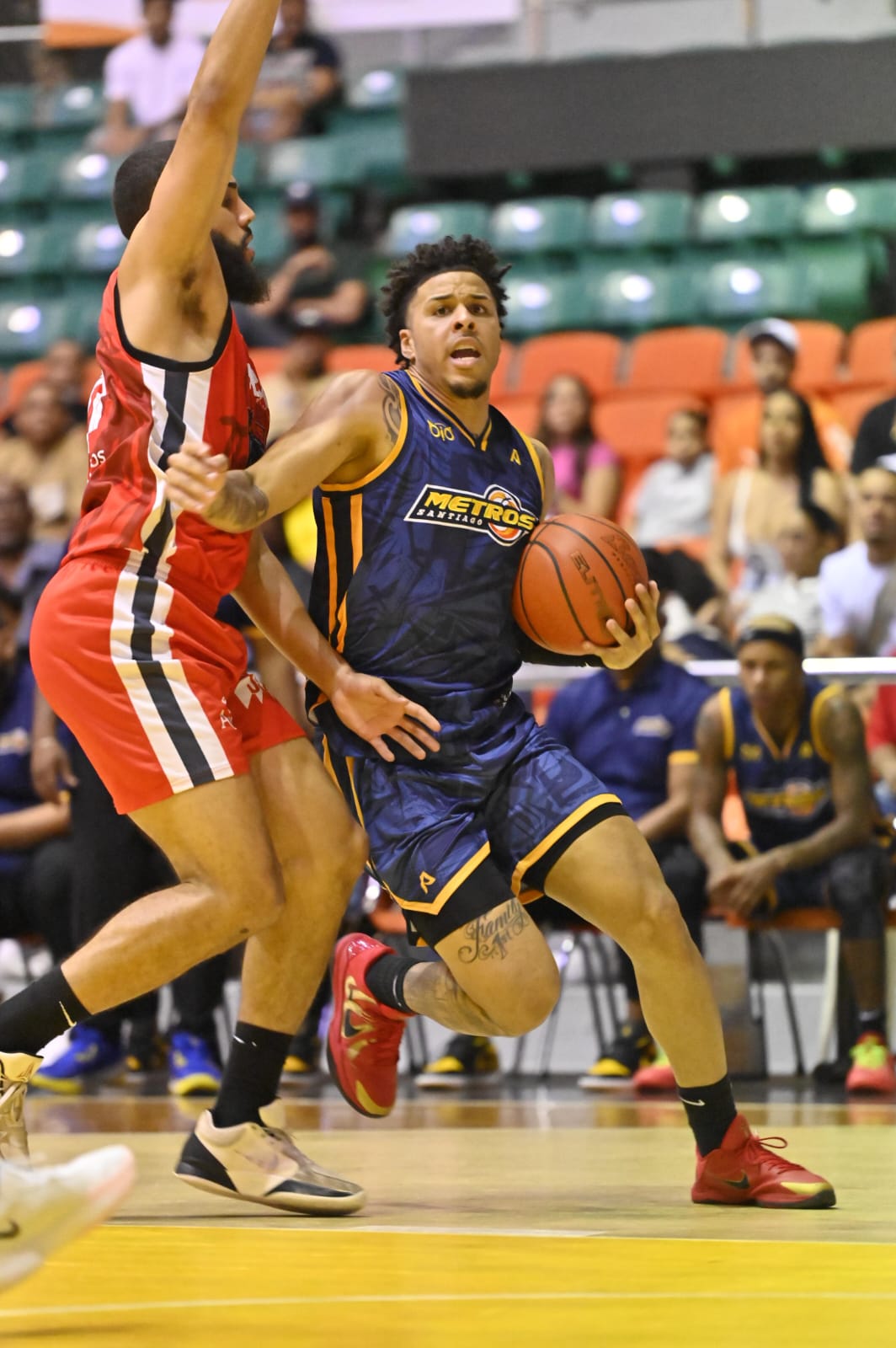 Los Metros de Santiago aplastan a los Leones de Santo Domingo y cortan su racha de seis victorias