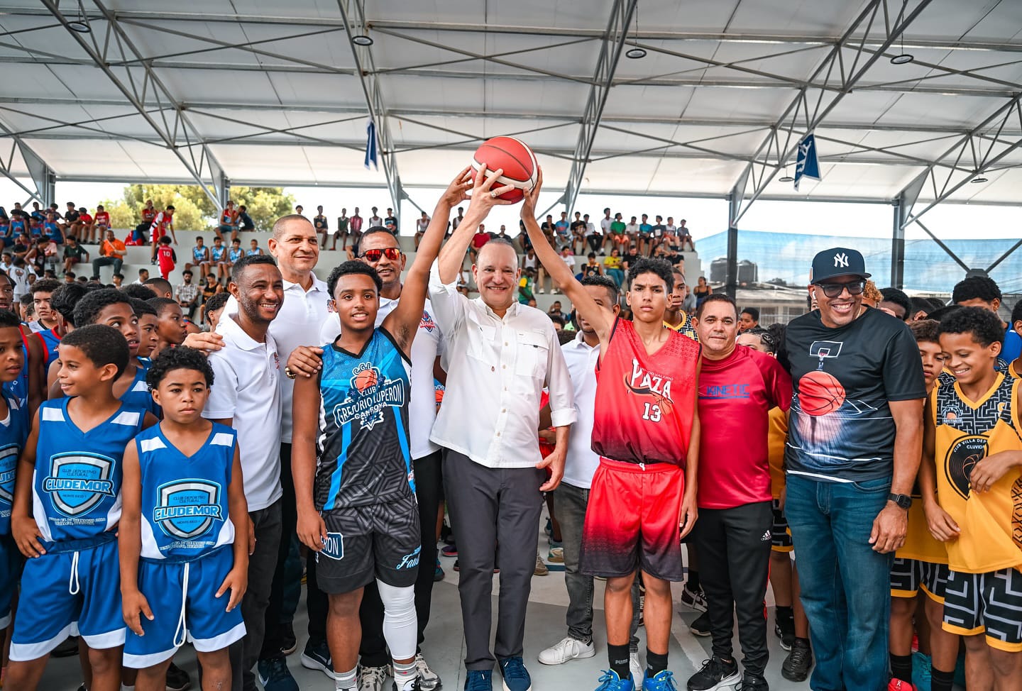 Arranca con gran energía el Torneo Intermedio de Baloncesto de Santiago dedicado a José Caba